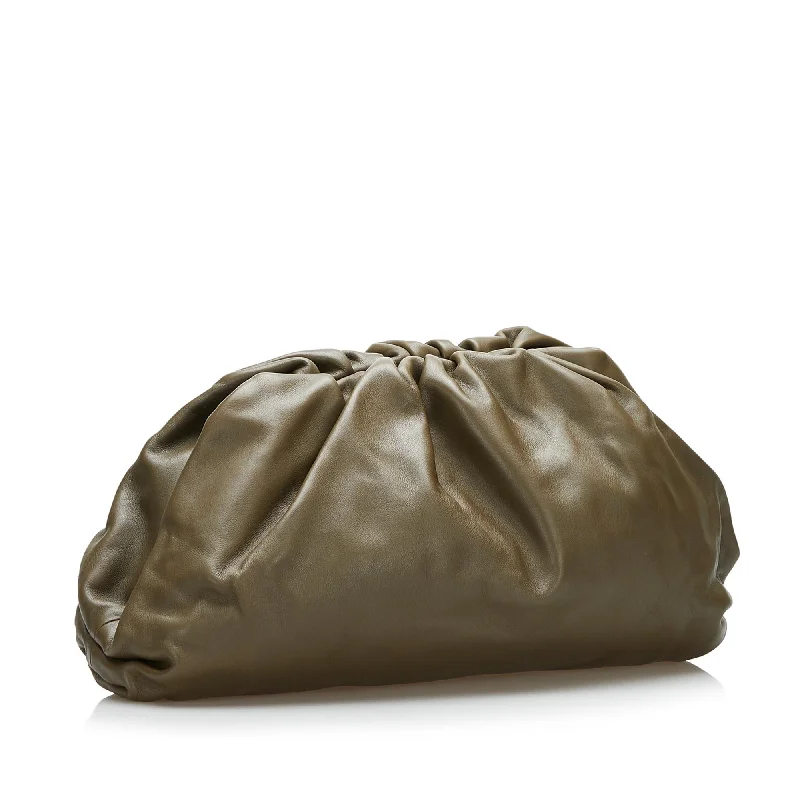 Bottega Veneta bags with floral appliquesBottega Veneta The Pouch Clutch (SHG-4DriMy)