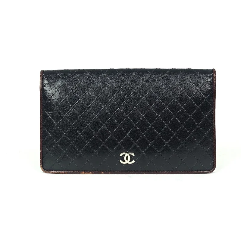 Chanel Handbag with Adjustable Strap for ComfortBi-Fold Stitched Leather Wallet