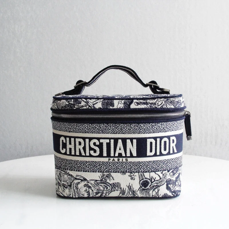 Fashion - forward Christian Dior tote bags for the modern womanChristian Dior  Bags - 3826