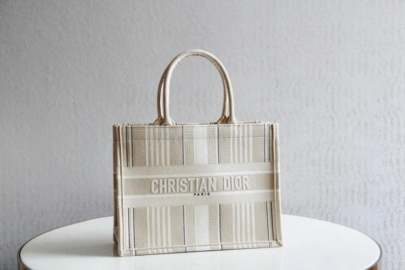 Fashion - forward Christian Dior tote bags for the modern womanChristian Dior  Bags - 3834