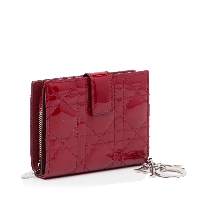 Christian Dior handbags with a removable shoulder strap for versatilityDior Cannage Patent Compact Wallet (SHG-ibNX9w)