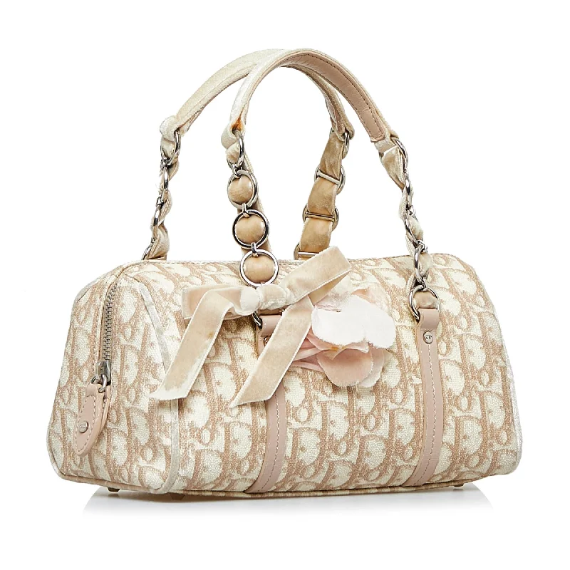 Contemporary Christian Dior handbags with a unique shapeDior Dior Oblique Romantique Handbag (SHG-g9ZOSb)